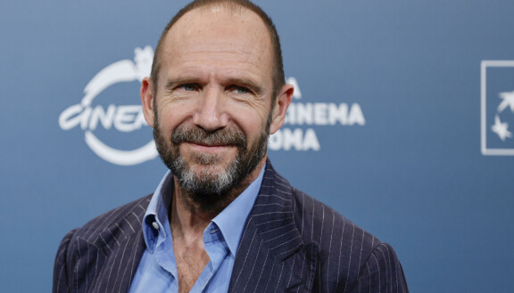 Ralph Fiennes näyttelee tulevassa elokuvassa The Conclave kardinaali Lawrencea, joka on määrätty johtamaan seremoniaa, jossa valitaan uusi paavi.