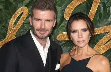 Mitä ihmettä? David ja Victoria Beckham yllätysvierailulla Buckinghamin palatsissa – kuvat