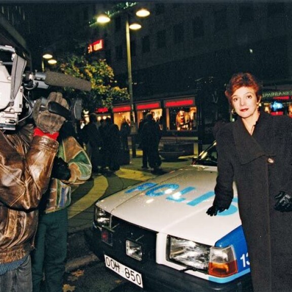 Raija Pelli muistetaan legendaarisen Poliisi-TV:n juontajana. Raija Pelli muistetaan legendaarisen Poliisi-TV:n juontajana.