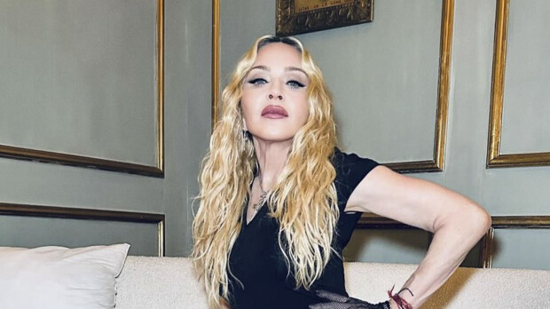 Harvinainen kuva! Madonna esittelee koko perheensä