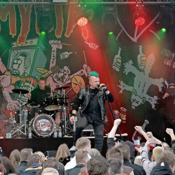 Klamydia Saaristo Open -festarilla kesällä 2016. Vaasalaislähtöinen punk-bändi on perustettu jo 1980-luvun lopulla ja on saanut jalansijaa laajalla tuotannollaan myös valtavirran radiosoitossa. Klamydia Saaristo Open -festarilla kesällä 2016. Vaasalaislähtöinen punk-bändi on perustettu jo 1980-luvun lopulla ja on saanut jalansijaa laajalla tuotannollaan myös valtavirran radiosoitossa.
