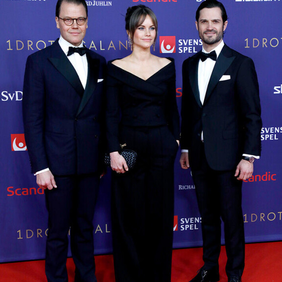 Kädessään Sofialla on Bottega Venetan knot clutch -laukku. Sofialla on ollut samanlainen laukku aiemminkin käytössä, tosin valkoisena. Sofia, Daniel ja Carl Philip