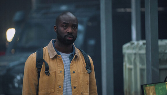 Sarjassa The Lazarus Projet Paapa Essiedu esittää kooderi Georgea, joka pelastaa maailman kerta toisensa jälkeen aikamatkustamisen avulla.