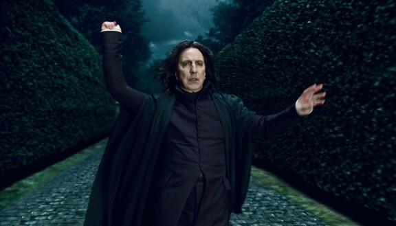 Severus Kalkaroksen alkuperäinen näyttelijä Alan Rickman menehtyi vuonna 2016 haimasyöpään. Kuva elokuvasta Harry Potter ja kuoleman varjelukset: Osa 1.