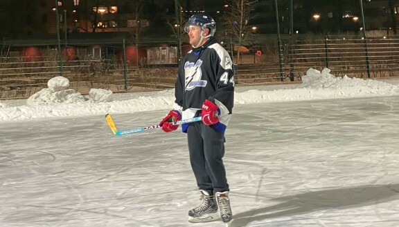 Oku Luukkainen näytti lähes oikealta jääkiekkoilijalta NHL-paidassaan.