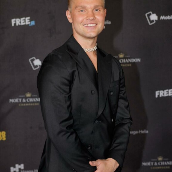 Benjamin ei ole yleensä tehnyt uudenvuodenlupauksia. – Tänä vuonna kuitenkin lupasin ottaa vastuun vain omista tunteistani, enkä yritä kannatella muiden fiiliksiä. Benjamin ei ole yleensä tehnyt uudenvuodenlupauksia. – Tänä vuonna kuitenkin lupasin ottaa vastuun vain omista tunteistani, enkä yritä kannatella muiden fiiliksiä.