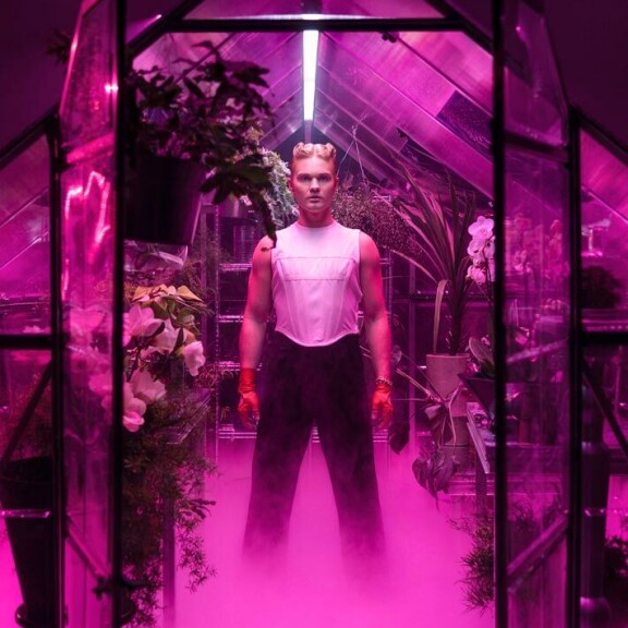 Benjaminin Hoida mut -kilpailukappale kirjoitettiin, kun artisti oli Lapissa tiiminsä kanssa. – Se on kunnon bängeri. Heittämällä urani paras biisi, laulaja kehuu. Benjaminin Hoida mut -kilpailukappale kirjoitettiin, kun artisti oli Lapissa tiiminsä kanssa. – Se on kunnon bängeri. Heittämällä urani paras biisi, laulaja kehuu.