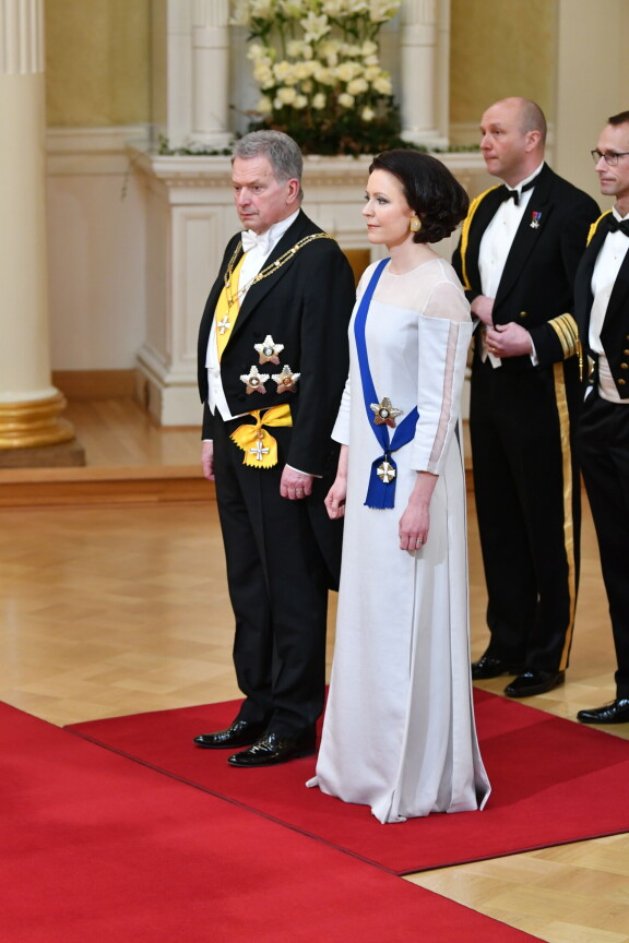 Jennin vuoden 2018 asu poikkesi edellisistä yksinkertaisuudellaan ja graafisilla mesh-kangasyksityiskohdillaan.