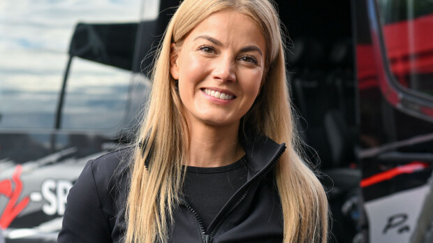 Jösses soikoon! Janni Hussin meganäyttävä puku räjäytti pankin – näin tyyriillä tavalla hän juhlii