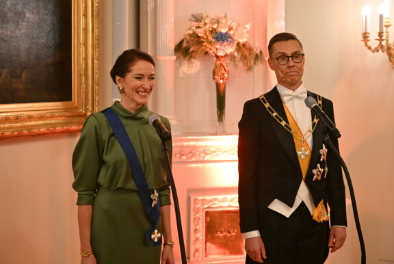 Suzanne saapui Presidentinlinnaan nauravaisena.