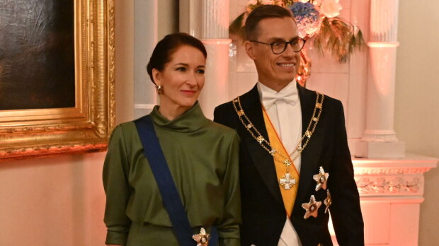 Historiallinen hetki Linnan juhlissa: tässä ovat uudet 'käsidesimiehet'!