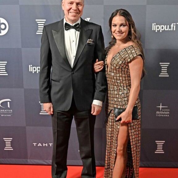 Näin Piritta Hagmaniin yhdistetty Susijengin päävalmentaja Lassi Tuovi vastasi parisuhdeuteluihin: ”Krhm!” Aki Riihilahti ja Katri Mäkinen