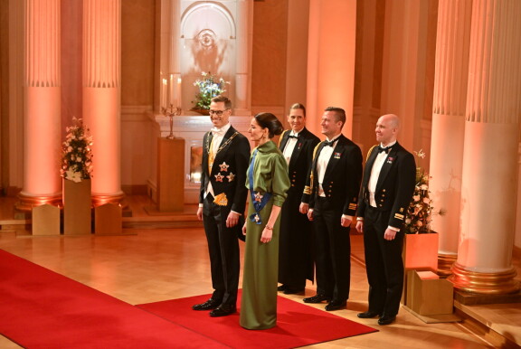 Anna, Ville ja Tuomas turvaavat presidenttiparin selustaa Linnan juhlissa.
