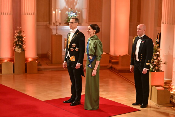 Stubbit asettuivat punaisen maton varteen ennen kättelyiden alkamista.