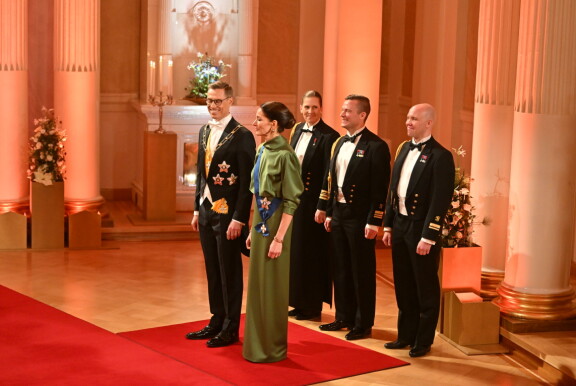 Myös presidenttiparin adjutantit löysivät paikkansa Stubbien takaa.