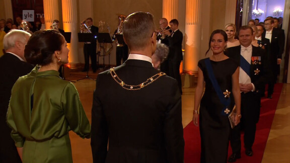 Sanna menossa kättelemään presidenttiparia. Kuvakaappaus: Yle.