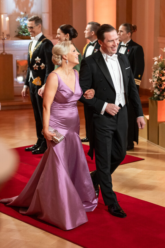 Vappu Pimiä käänsi katseita Linnassa Teemu Muurimäen suunnittelemassa juhla-asussaan.