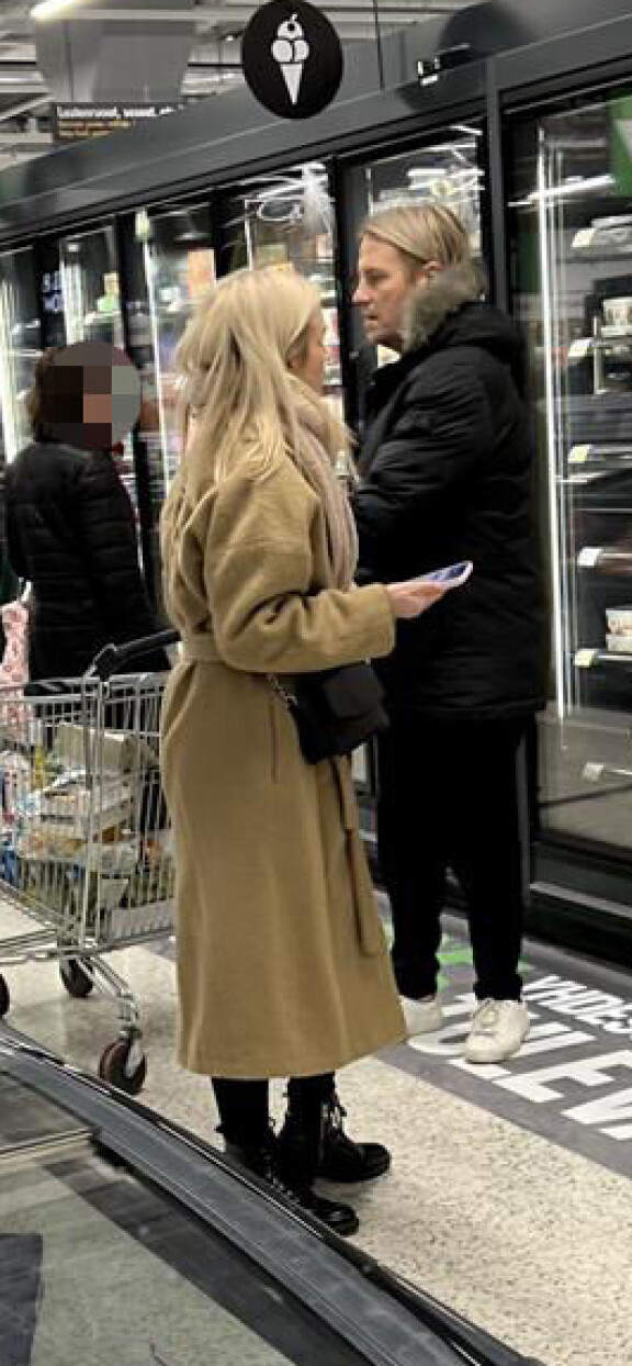 Samilla ja Saanalla oli kuvasta päätellen ostoksiensa joukossa myös kevyt maitoa.