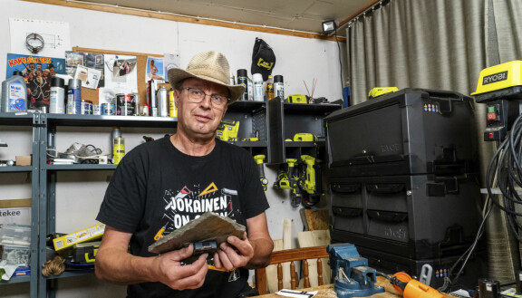 Markku tuunaa kellon liuskekivestä. Suomen huutokauppakeisari