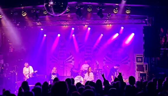 Paula Vesala, Mira Luoti ja bändin pojat pistivät parastaan lauantaina Lahdessa.