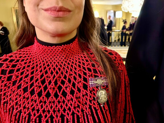 Dalian rintamusta koristi Volodymyr Zelenskyiltä saatu Ukrainan kunniamerkki.