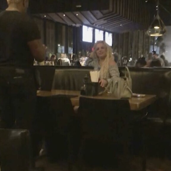 Britney sai omituisen kohtauksen keskellä ravintolaa. Britney Spears
