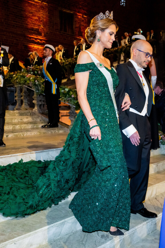 Prinsessa Madeleinen tummanvihreässä puvussa riitti kimallusta.