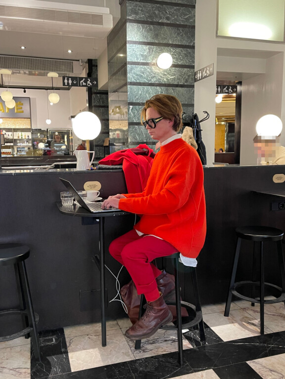 Sami oli keskittynyt. Tai ainakin näytti siltä.
