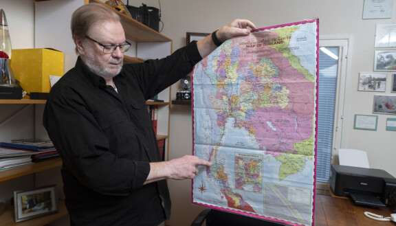 Ismo Kopra esittelee karttaa ja osoittaa Khao Lakin aluetta, jossa työskenteli koko vuoden 2005 tunnistamassa ihmisiä.