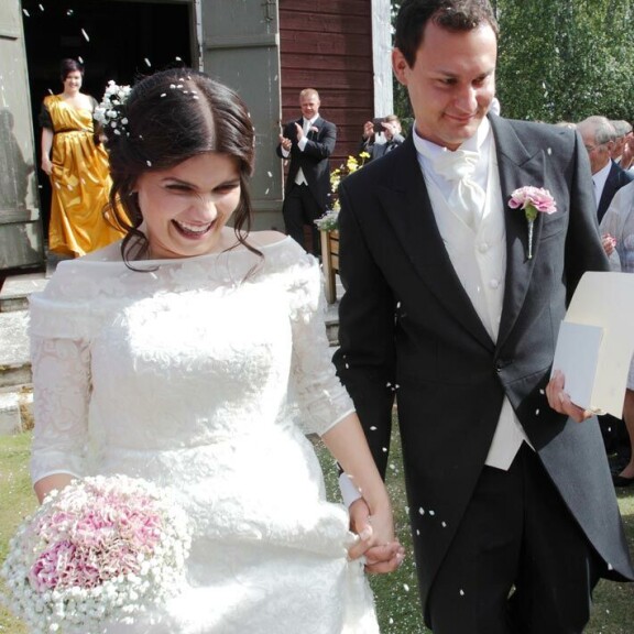 Suvi avioitui Simo-rakkaansa kanssa vuonna 2014. Hän oli tuolloin 25-vuotias, Simo 31. Suvi avioitui Simo-rakkaansa kanssa vuonna 2014. Hän oli tuolloin 25-vuotias, Simo 31.