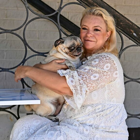 Johannan erikoiset koirahuolet ovat saaneet eläinsuojelijat ja muut lemmikkiomistajat takajaloilleen. Johannan erikoiset koirahuolet ovat saaneet eläinsuojelijat ja muut lemmikkiomistajat takajaloilleen.