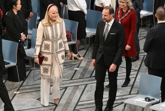 Mette-Maritin perinteistä poikkeava asu erottui juhlallisessa tilaisuudessa.