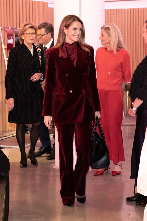 Prinsessa Madeleine edusti syksyn kuumimmassa muotivärissä, burgundinpunaisessa. Prinsessa ei tingi kalliista tyylistään edes hyväntekeväisyystapahtumassa.