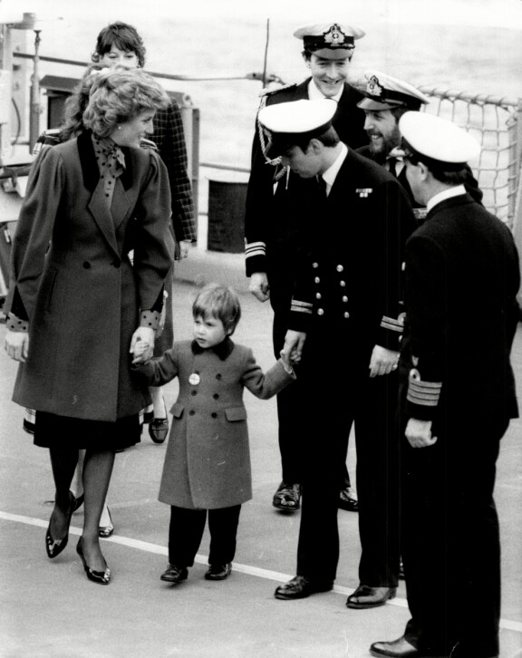 Prinssi William äitinsä prinsessa Dianan kanssa kuvattuna vuonna 1986.