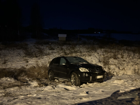 Vesan auto kökötti yksinäisenä puskassa.