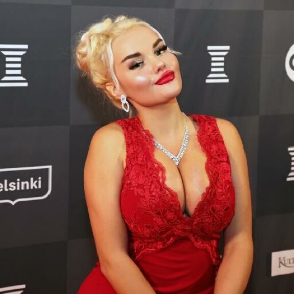 Iida Vainio, 19, pelmahti Urheilugaalan punaiselle matolle näyttävässä tulenpunaisessa luomuksessa. Iida Vainio, 19, pelmahti Urheilugaalan punaiselle matolle näyttävässä tulenpunaisessa luomuksessa.
