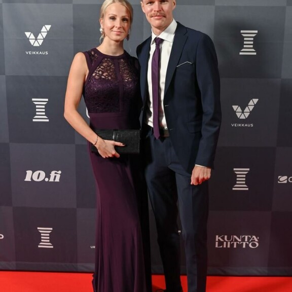 EM-sankari Topi Raitanen, 26, esitteli Urheilugaalan punaisella matolla puolisonsa, Johanna Rajavaaran, 28. EM-sankari Topi Raitanen, 26, esitteli Urheilugaalan punaisella matolla puolisonsa, Johanna Rajavaaran, 28.