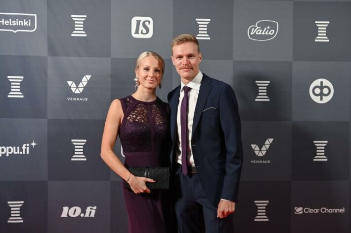– Haluan hioa ennätystä mahdollisimman hyväksi. Sitä kautta pystyn pärjäämään paremmin MM-tasolla ja olympialaisissakin, Topi Raitanen sanoo Seiskalle Johanna-puoliso rinnallaan. – Haluan hioa ennätystä mahdollisimman hyväksi. Sitä kautta pystyn pärjäämään paremmin MM-tasolla ja olympialaisissakin, Topi Raitanen sanoo Seiskalle Johanna-puoliso rinnallaan.