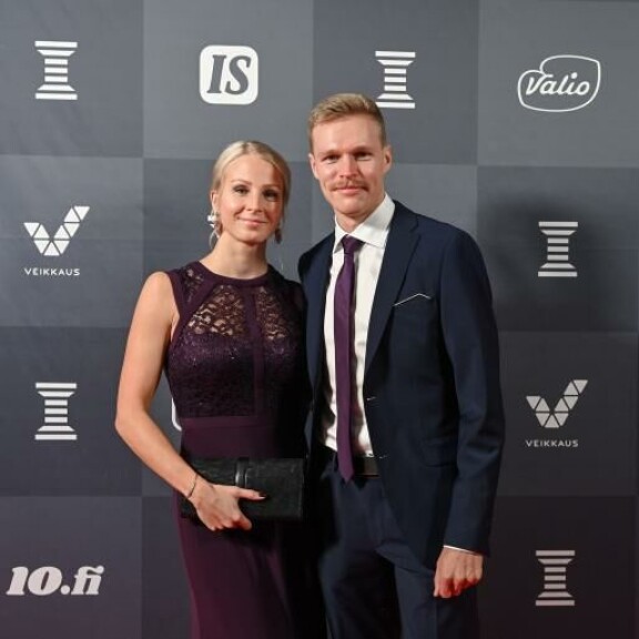 – Haluan hioa ennätystä mahdollisimman hyväksi. Sitä kautta pystyn pärjäämään paremmin MM-tasolla ja olympialaisissakin, Topi Raitanen sanoo Seiskalle Johanna-puoliso rinnallaan. – Haluan hioa ennätystä mahdollisimman hyväksi. Sitä kautta pystyn pärjäämään paremmin MM-tasolla ja olympialaisissakin, Topi Raitanen sanoo Seiskalle Johanna-puoliso rinnallaan.