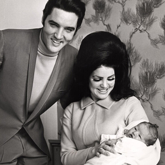 Elvis, Priscilla ja pieni Lisa Marie vuonna 1968. Presleyt