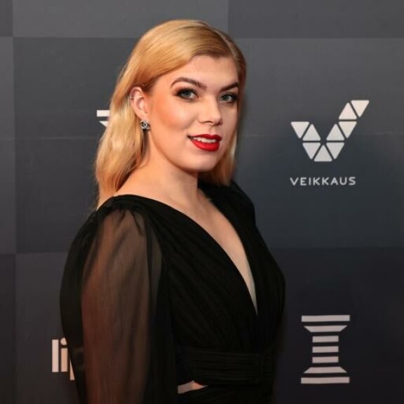 Missikaunotar Eveliina Tikasta, 27, on kuulemma muodostunut kuin isosisko Iidalle. Missikaunotar Eveliina Tikasta, 27, on muodostunut kuin isosisko Iidalle.