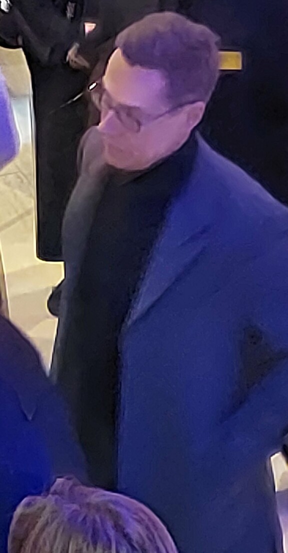 Presidentti oli pukeutunut huomattavan tavallisesti. Hänellä oli yllään musta poolokauluspaita ja hieman normaalia bleiseriä pidempi ja hienostuneemmin leikattu irtotakki.