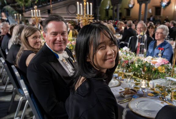 Jopa vakavailmeisenä viihtyvä Chris O'Neill väläytti hymyn kameralle Nobel-palkintoseremoniassa.