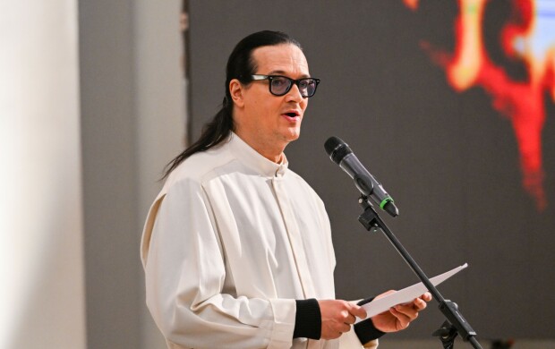 No nyt! Papin urasta haaveileva Jyrki69 saarnasi kirkossa – katso tyylinäyte videolta!