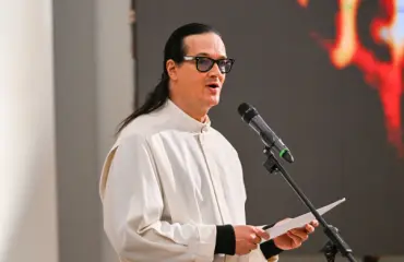 No nyt! Papin urasta haaveileva Jyrki69 saarnasi kirkossa – katso tyylinäyte videolta!