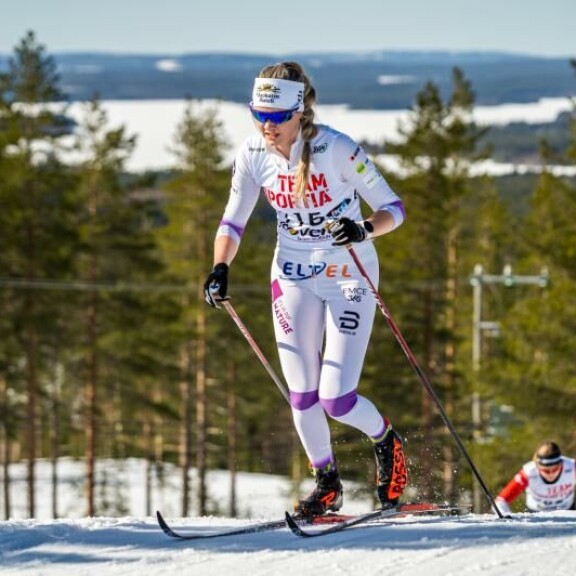 Hikeä ja verkkareita! Tällaisena olemme normaalisti tottuneet näkemään huippuhiihtäjä-Vilman. Hikeä ja verkkareita! Tällaisena olemme normaalisti tottuneet näkemään huippuhiihtäjä-Vilman.