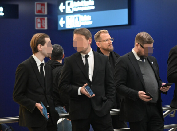 Antti lymyili VIP-kuljettajien takana.