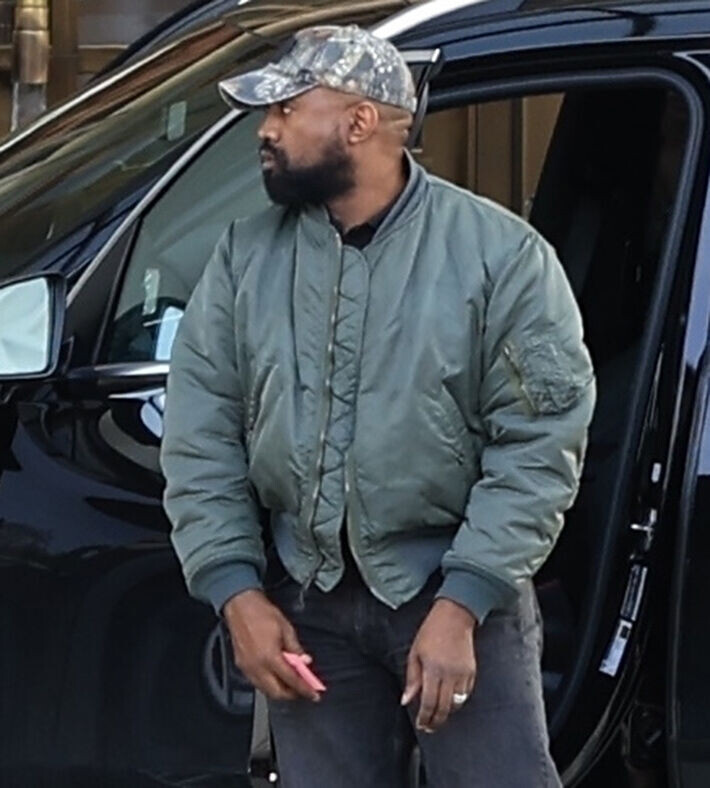 Kanyen vasemmassa nimettömässä koreilee vihkisormus. kanye