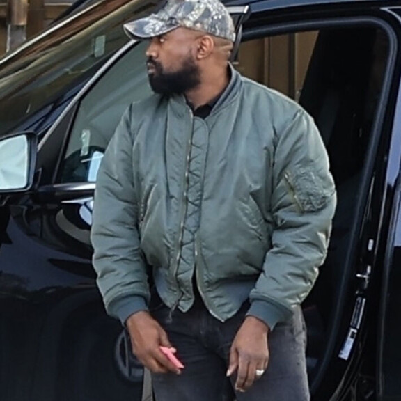 Kanyen vasemmassa nimettömässä koreilee vihkisormus. kanye