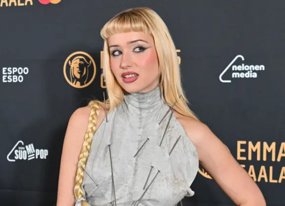 Salkkarit-tähti sai lapsena miehiltä sukupuolielinten kuvia